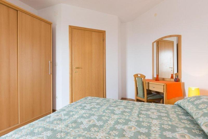 Marija F2 Apartment Кърк Екстериор снимка